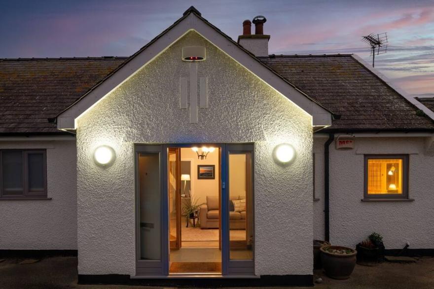 White Cottage: Large six bedroom beachside holiday home in Rhosneigr