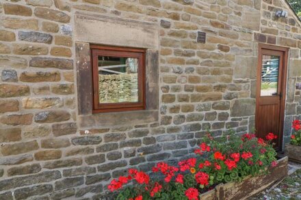 THE OLD CART HOUSE, family friendly, with open fire in Edale