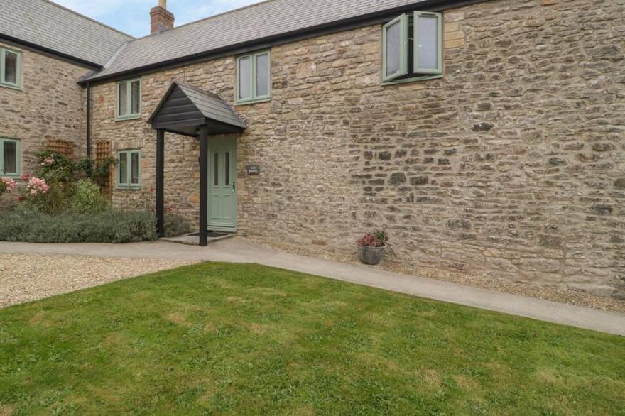 DALE BARTON, Pet Friendly, Character Holiday Cottage In Wells