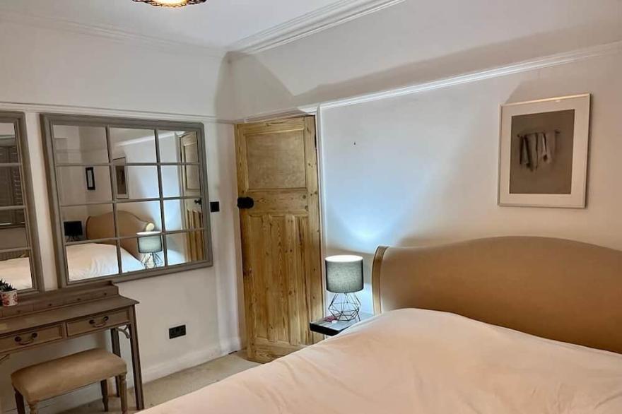 Newly Added- Very comfortable, Cosy decorated 4-bed London home / Good Transport