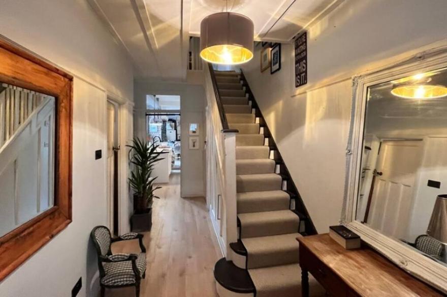 Newly Added- Very comfortable, Cosy decorated 4-bed London home / Good Transport