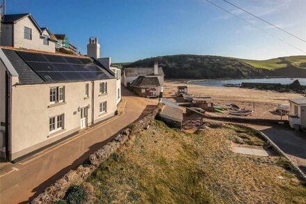 Lovely fisherman's cottage only a few steps down to the beach in South Devon