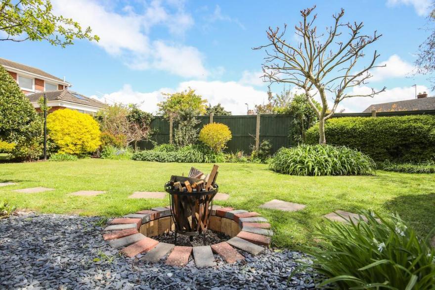 YR HAFAN, pet friendly, with open fire in Llanddulas