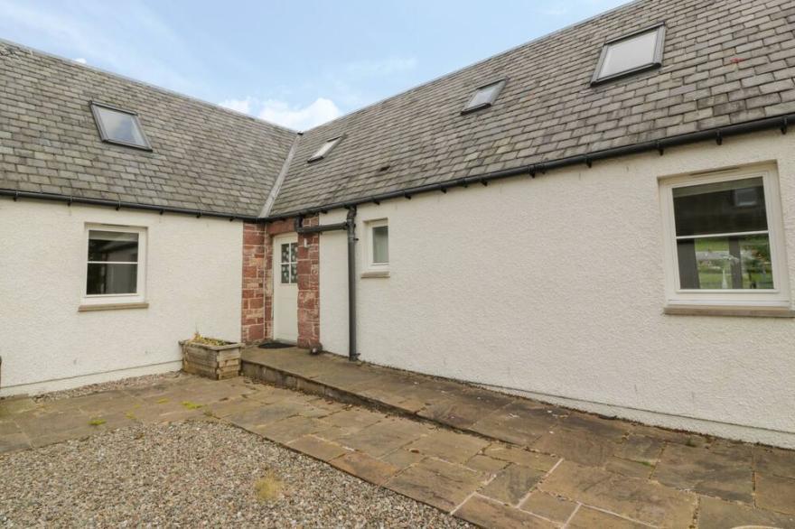 LON COTTAGE, Pet Friendly, With A Garden In Blairgowrie