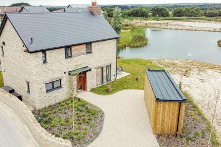 Lakeside property with spa access on a nature reserve, Overton Island 01 (OI01)