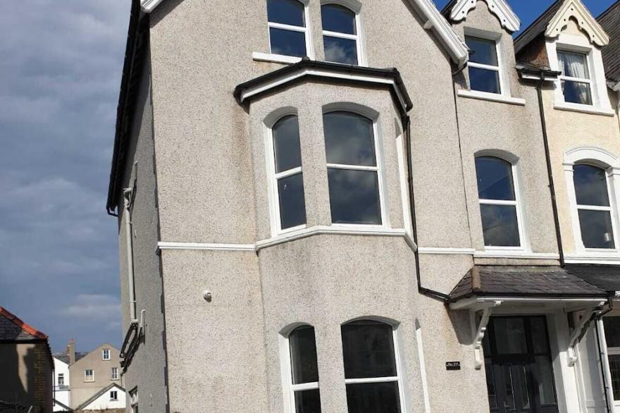 Beautiful 7-Bed House in Llandudno