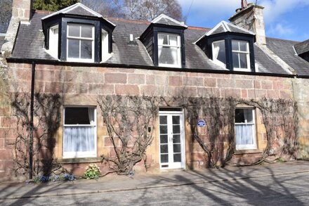 Traditional stone cottage in the heart of Dornoch