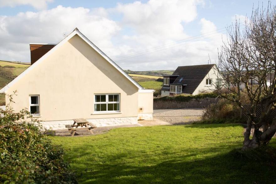 BRAMBLE COTTAGE, family friendly, with a garden in Newgale