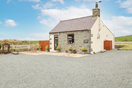 TY BACH YSGO, pet friendly, country holiday cottage in Aberdaron