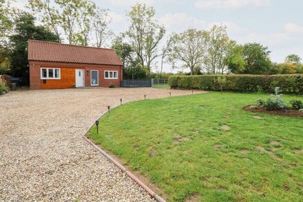 ROBIN'S NEST, family friendly, with a garden in North Elmham