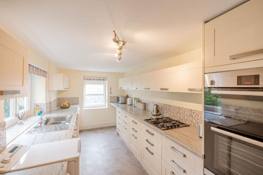Strayside Cottage Harrogate. Dog friendly. 5 min walk hospital. 15 min walk town
