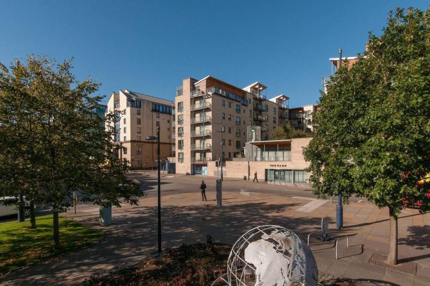 379 Luxury 3 Bedroom City Centre Apt With Private Parking & Lovely Views Over Arthur's Seat