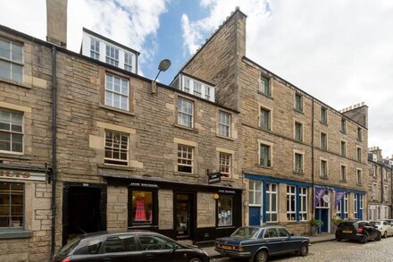 401 Chic and cosy 2 bedroom apartment just minutes away from George Street and Princes Street