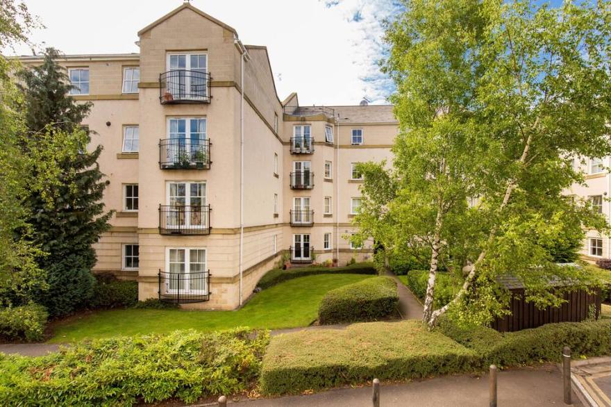415 Lovely And Central 2 Bedroom Apartment With Secure Parking