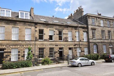 331 Attractive 2 bedroom apt in Edinburgh's Georgian New Town