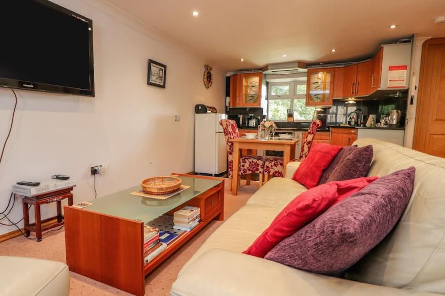 BRONTE COTTAGE, romantic, character holiday cottage in Oakworth