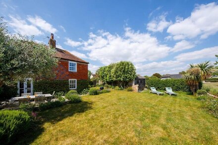 Country cottage in pretty village / quay views