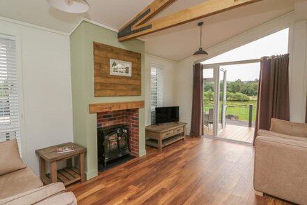 HAZEL LODGE, romantic, luxury holiday cottage in Llangurig