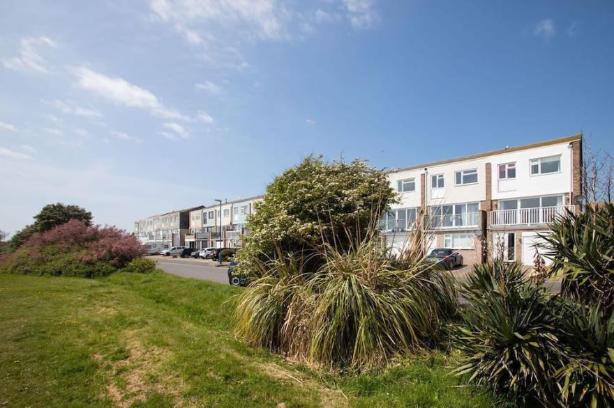 Bright & Modern Selsey Seafront Home