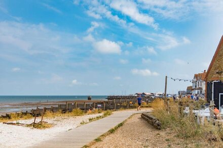 Delightful cottage tucked away just off the beach with sea views overlooking the famous Whitstable O