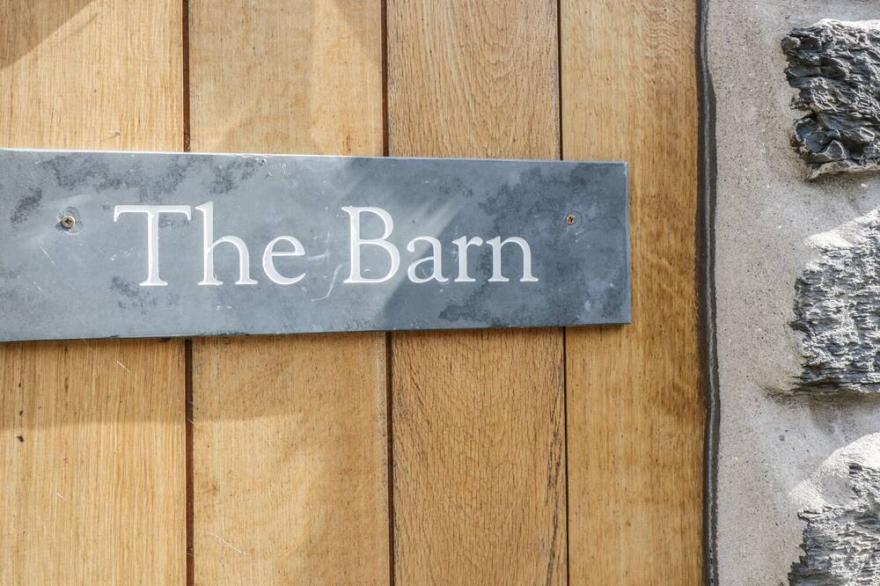 THE BARN, family friendly, with hot tub in Corwen