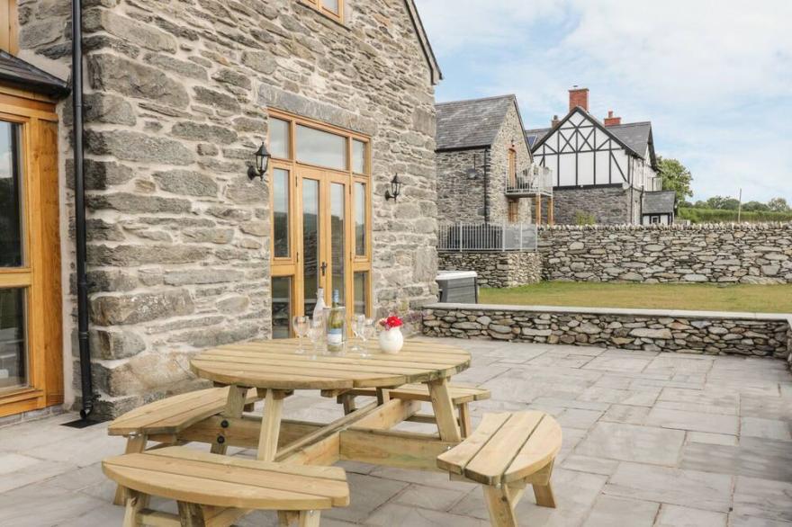 THE BARN, family friendly, with hot tub in Corwen