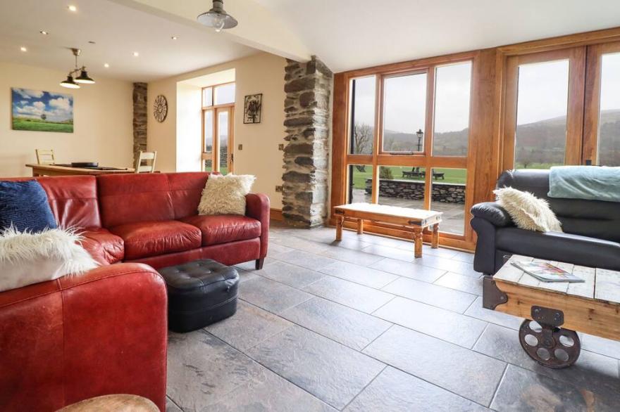 THE BARN, family friendly, with hot tub in Corwen