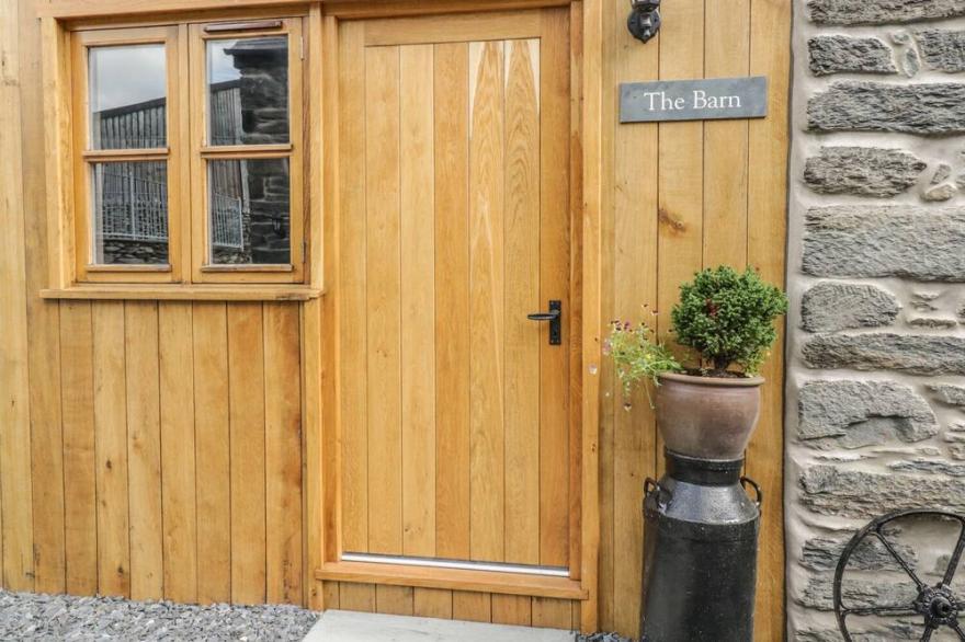THE BARN, Family Friendly, With Hot Tub In Corwen