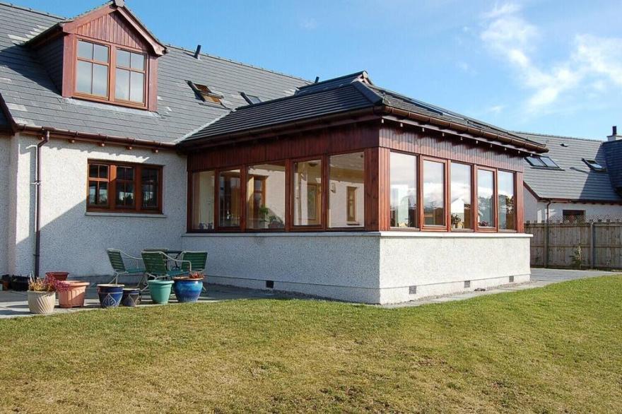 House With Spectacular Views Of The Forest And The Ca Cottages in Highland sleeping 12