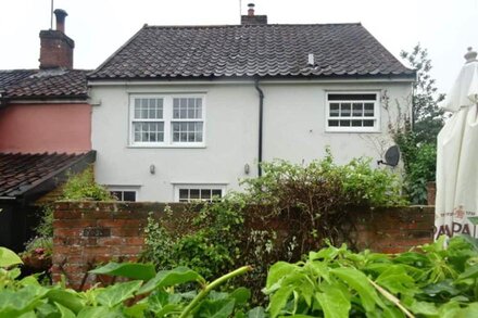 Cobblers Cottage (double-fronted) in picturesque, historic, Suffolk market town