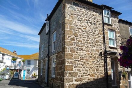 Perfectly Situated In The Heart Of St Ives' Conservation Area Of Downalong