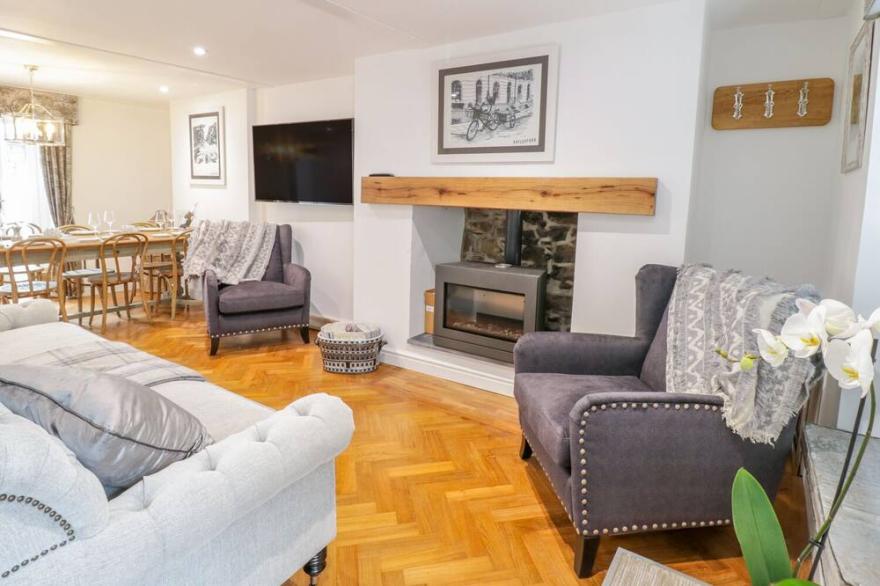 23 CHAPEL STREET, pet friendly, character holiday cottage in Conwy