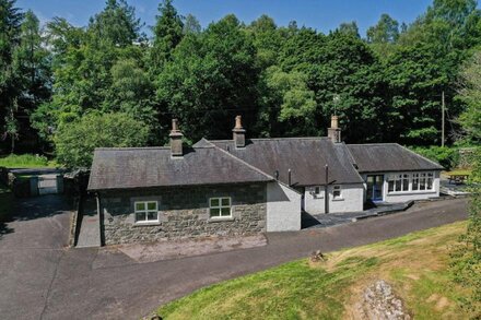 Penninghame Mid Lodge -  a cottage that sleeps 7 guests  in 4 bedrooms