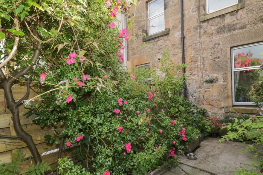 6 RONALD PLACE, Pet Friendly, Character Holiday Cottage In Stirling