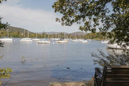 LEAFY NOOK, pet friendly, with open fire in Hawkshead