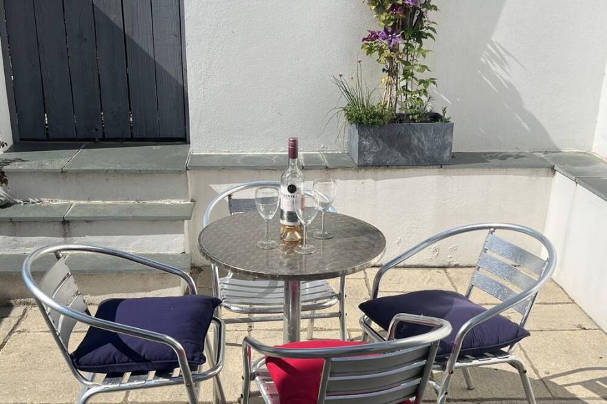 Spacious, well-equipped cottage with parking in Hartland, N Devon - Sleeps 6.