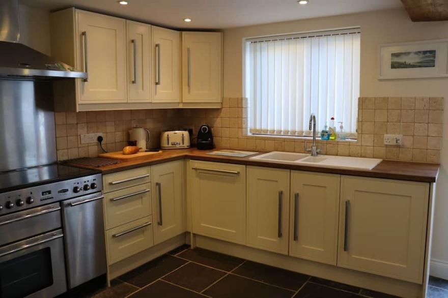 Spacious, well-equipped cottage with parking in Hartland, N Devon - Sleeps 6.