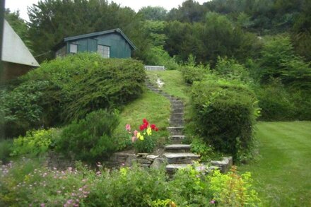 Thatch Cottage Just Outside of London.Indoor Pool. Sleeps 8