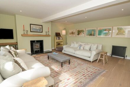 WILLOW COTTAGE, family friendly, luxury holiday cottage in Dartmouth