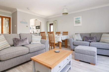 BRAMBLE COTTAGE, family friendly, with pool in Maenporth, Cornwall