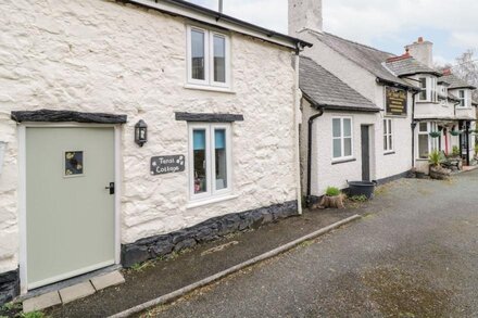 TANAT COTTAGE, pet friendly, character holiday cottage in Llangynog