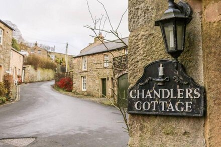 CHANDLERS COTTAGE, pet friendly, with a garden in Settle