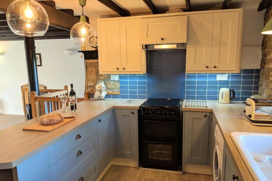 Gorgeous Traditional Cornish Cottage with Hot Tub & Sauna 7m from the Beach
