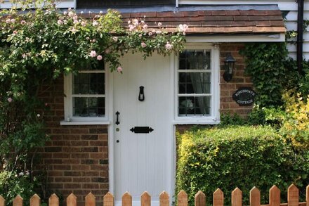 Spacious  4 Star Period Cottage, log fire,  large garden, countryside, nr beach