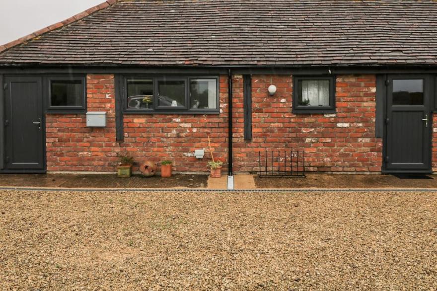 GROVE COTTAGE, pet friendly, luxury holiday cottage in Tewkesbury