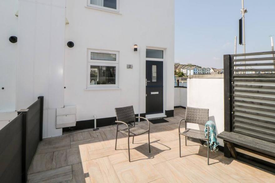 2 BEACH COTTAGE, pet friendly, character holiday cottage in Hooe