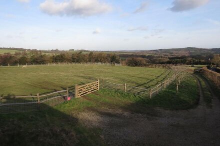 3 bedroom cottage. Lovely walks. Cozy woodburning fire