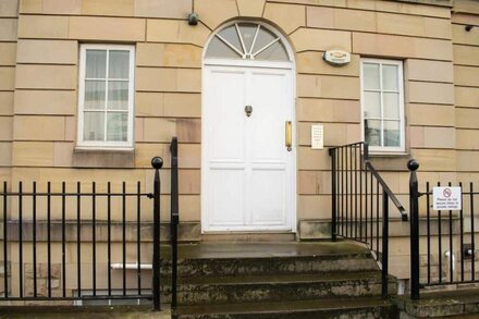 Beautifully Renovated Apartment -Central Edinburgh