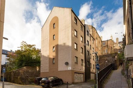 Chic 2BR Apt at the Heart of The Royal Mile