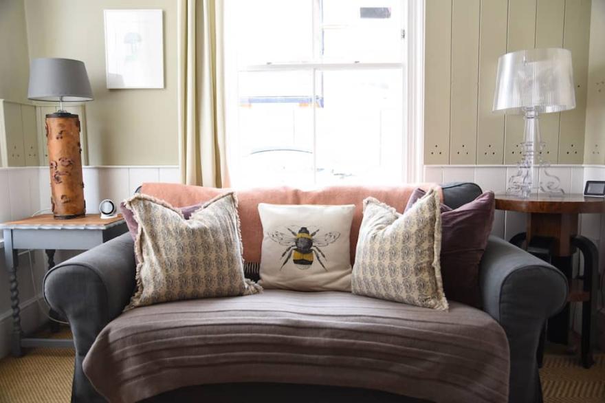 Historic Cottage, superb harbour & beach location, seconds from all amenities!